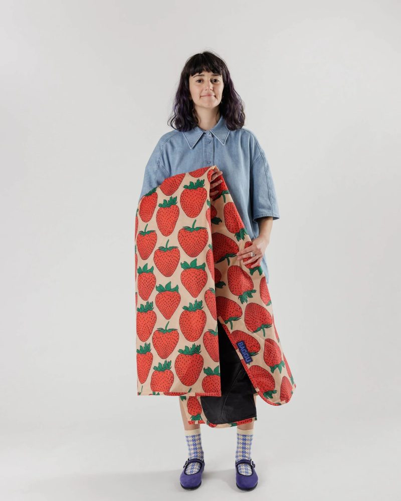 BagguStrawberryPuffyPicnicBlanket