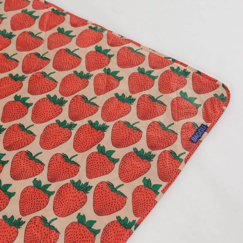 BagguStrawberryPuffyPicnicBlanket3