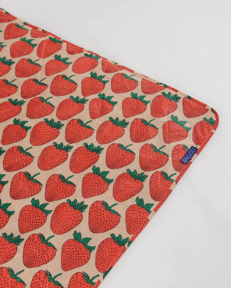 BagguStrawberryPuffyPicnicBlanket3